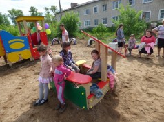 В с. Озерный появилась новая детская площадка