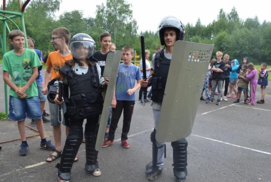 Зарядка со стражем порядка