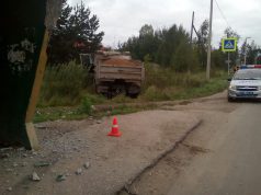 Грузовик протаранил автобусную остановку в Ново-Талицах