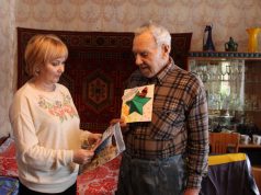 Сотрудники органов соцзащиты Ивановского района поздравили мужчин-пенсионеров с праздником