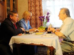 Губернатор поздравил заслуженного врача России Анатолия Медведева