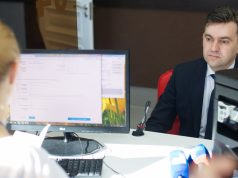 Станислав Воскресенский с супругой проголосуют на выборах Президента России на избирательном участке в Иванове