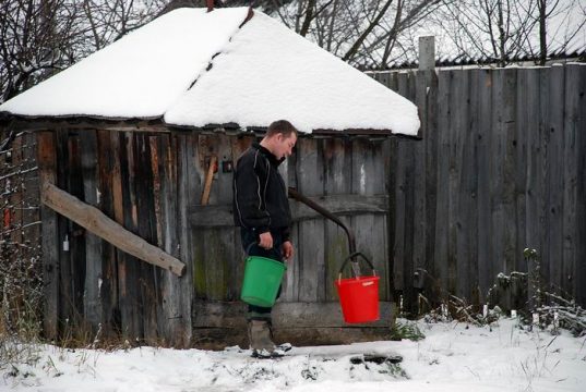 Почему вода из колодца пахнет железом?