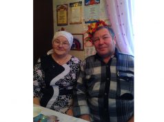 На работе их встречали с гармонью