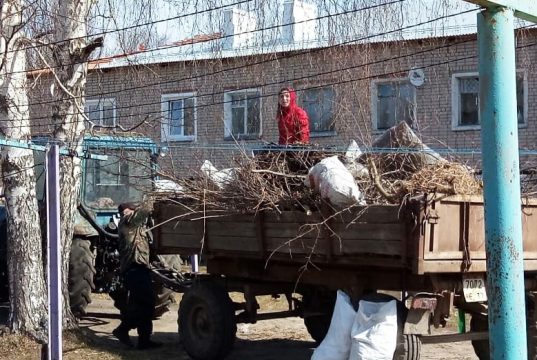 Школьники помогли благоустроить село