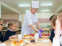 Учеников начальных классов из малообеспеченных семей обеспечат бесплатными завтраками в школах