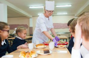 Учеников начальных классов из малообеспеченных семей обеспечат бесплатными завтраками в школах