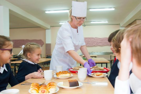 Учеников начальных классов из малообеспеченных семей обеспечат бесплатными завтраками в школах