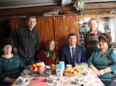 Сутками грузила метровые дрова для паровозов