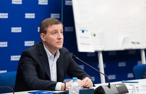 Школьников из нуждающихся семей обеспечат техникой для дистанционного обучения и питанием