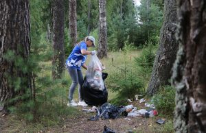Активисты единого волонтерского штаба очистили территорию у Валдайского озера в Ивановском районе