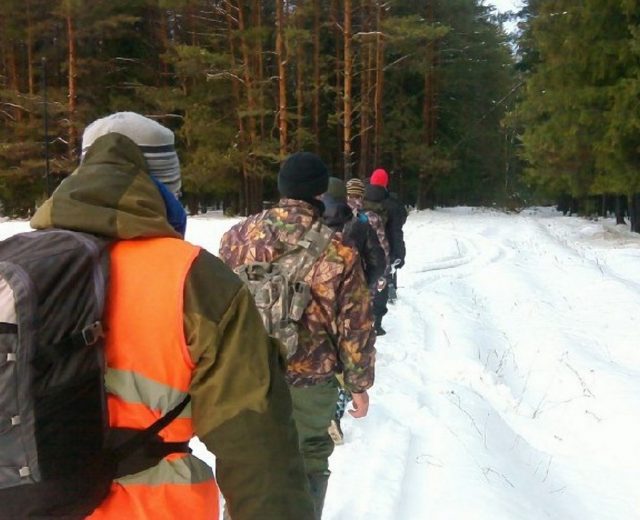 У волонтера, который занимается поисками в лесу, всегда собраны необходимые вещи на случай экстренного выезда.