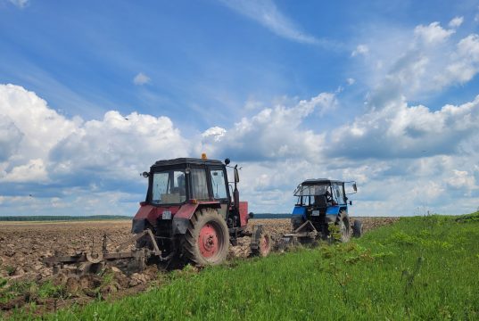 Плуг от работы блестит