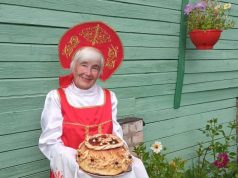 Люди старшего поколения из Ивановского района примерили русские народные костюмы