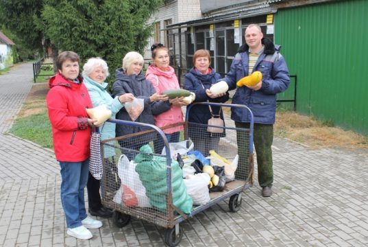 Подарки для обитателей зоопарка передали люди старшего поколения