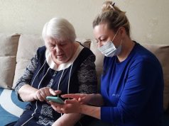 В Ивановском районе и Кохме соцработники учат пожилых людей пользоваться смартфонами