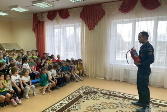 Сотрудники МЧС рассказали воспитанникам детского сада «Улыбка» о правилах пожарной безопасности