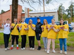 Сотрудники ГИБДД и их юные помощники раздали жителям Кохмы Георгиевские ленточки