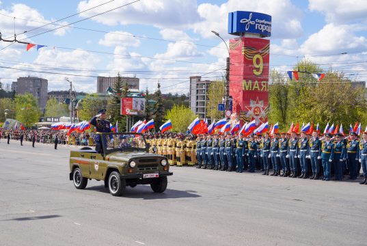 У мемориала Героям фронта и тыла в Иванове состоялись торжественный митинг и шествие войск в ознаменование 78-й годовщины Победы в Великой Отечественной войне