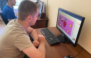 В Центре социального обслуживания люди с ограниченными возможностями здоровья осваивают 3D-моделирование
