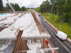 В районе строительства путепровода через железнодорожный переезд около местечка Горино изменилась схема движения транспорта