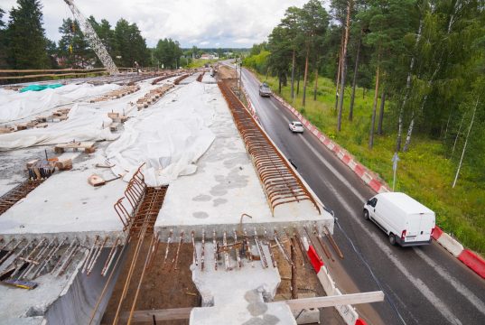 В районе строительства путепровода через железнодорожный переезд около местечка Горино изменилась схема движения транспорта