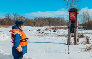 Детская забава вблизи зимнего водоема может привести к беде