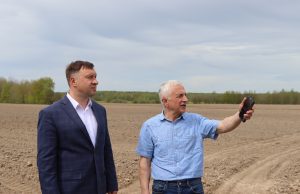 Глава Ивановского района Сергей Низов посетил сельскохозяйственные предприятия Абакаргаджи Асуева и Виктора Дормидонтова.