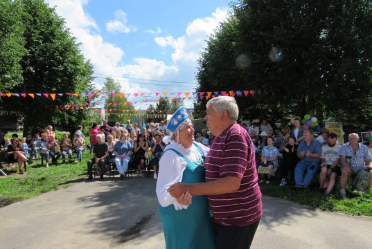 День села у нас сегодня. Поздравляем вас, друзья! Пусть живет в большом достатке каждая у нас семья!