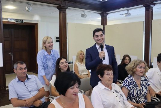 Выпускник Новоталицкой средней школы Нарек Хачатрян стал участником встречи с Юрием Вяземским