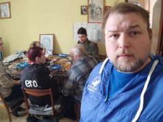 Волонтер Владимир Смирнов (известный как Кохомский Дед Мороз) проводит марафон добрых дел «Мама, папа, я — добрая семья»