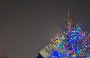 В Ивановском районе начали устанавливать и украшать елочки