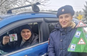 Сотрудники Госавтоинспекции поздравили водителей с наступающим Новым годом