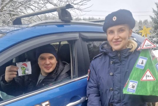 Сотрудники Госавтоинспекции поздравили водителей с наступающим Новым годом