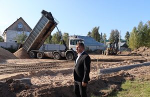 Глава Ивановского района Сергей Низов проконтролировал ход строительных работ на территории, прилегающей к Богородской школе