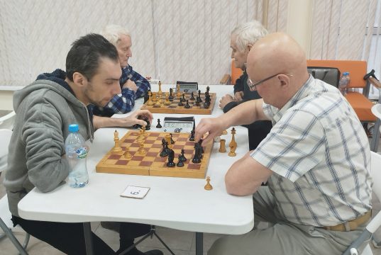 Соперничество за доской дружбе не помеха