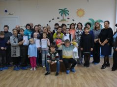 В Центре соцобслуживания бабушки, дедушки и внуки раскрашивали якоря и делали глиттер-тату