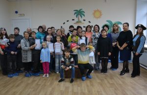 В Центре соцобслуживания бабушки, дедушки и внуки раскрашивали якоря и делали глиттер-тату