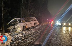 В Ивановском округе пассажирский автобус съехал в кювет