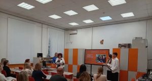 Богданихская средняя школа в День своего рождения открыла двери для родителей и педагогов из других образовательных учреждений