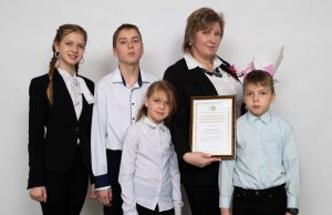 В преддверии Дня матери три многодетные мамы из Ивановской области удостоены региональной награды