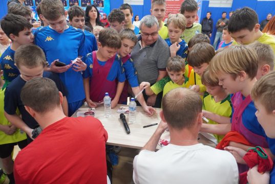 Мастер-класс по футболу провели в Кохме звезды футбола Денис Глушаков и Андрей Ещенко