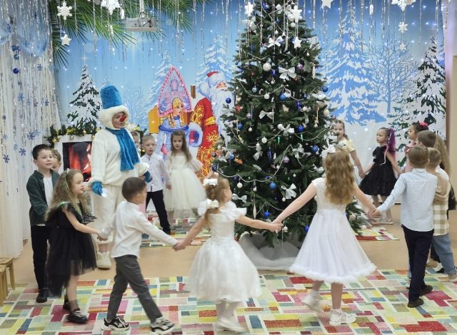 Яркие утренники прошли в детских садах.