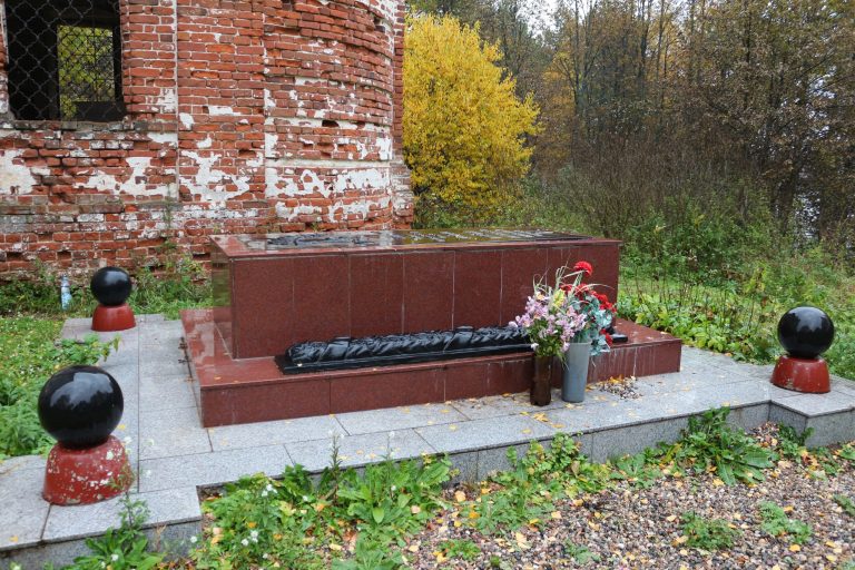 Памятную плиту на могиле генерала Власова содержат в порядке