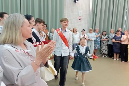 Звенит над детством уходящим веселый и грустный последний звонок