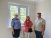 Глава Ивановского округа Сергей Низов поздравил Кристину Кукс из д.Ермолино с началом нового жизненного этапа и вручил ей ключи от квартиры