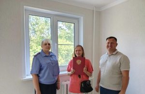 Глава Ивановского округа Сергей Низов поздравил Кристину Кукс из д.Ермолино с началом нового жизненного этапа и вручил ей ключи от квартиры