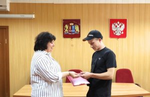 Ключи от новой жизни: в Ивановском округе передали квартиру молодому человеку из числа детей-сирот