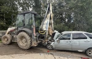 В Ивановском округе столкнулись трактор и легковушка
