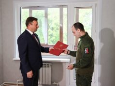 В Ивановском округе участник СВО из детей-сирот получил ключи от квартиры